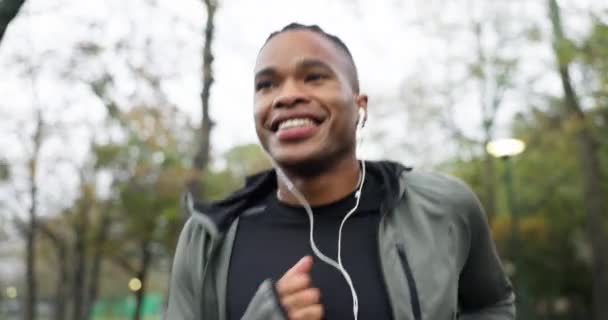 Natuur Hardlopen Muziek Met Zwarte Man Het Park Voor Fitness — Stockvideo