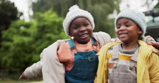 얼굴과 친구는 결합을 공원에서 우정과 모험을 정원에서 아프리카 아이들의 미소와 — 비디오