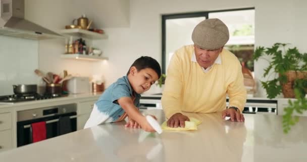 Σκουπίστε Την Οικογένεια Και Τον Καθαρισμό Βοήθεια Τον Παππού Και — Αρχείο Βίντεο