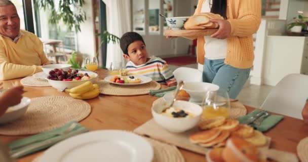 식사를 그들의 가정의 식당에서 어린이 부모와 전통의 이벤트 테이블에 사람들의 — 비디오