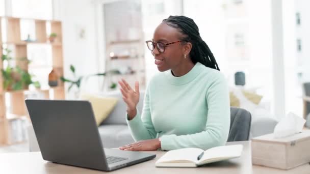 在办公室的视频通话 笔记本电脑和商业黑人妇女在线会议 讨论和会议 创造性工作者和妇女在计算机上的对话 讲话和谈话 — 图库视频影像