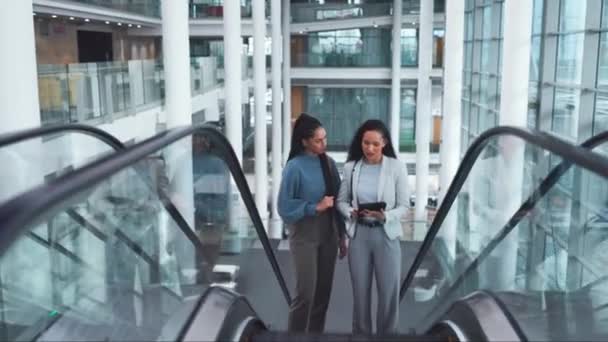Roltrap Kantoor Zakelijke Vrouwen Tablet Woon Werkverkeer Reizen Aankomst Het — Stockvideo