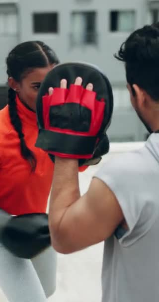 Boxeo Primer Plano Mujer Azotea Con Entrenador Personal Fitness Entrenamiento — Vídeo de stock