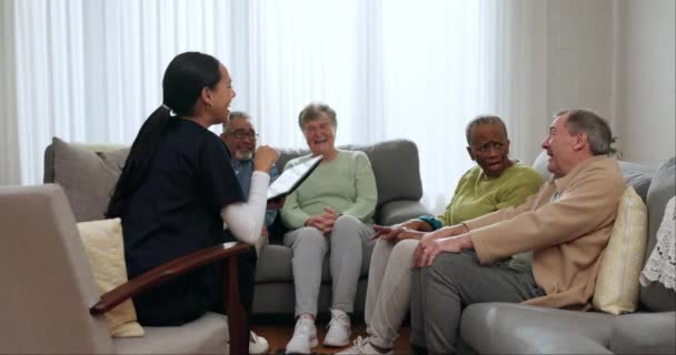 Idosos Conversando Enfermeira Grupo Apoio Para Idosos Comunidade Solitária Casa — Vídeo de Stock