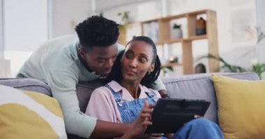 Tablet, öpüşme ya da siyah çift sosyal medyadan evde internet bağlantısı için alışveriş yapıyorlar. Aşk, sarılma ya da mutlu bir kadın romantik bir Afrikalı erkekle konuşuyor ya da rahatlamak için blogda haber okuyor..