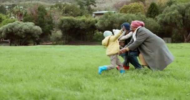 Nonni Bambini Corsa Felici Abbracciano Nel Parco Con Genitori Nella — Video Stock