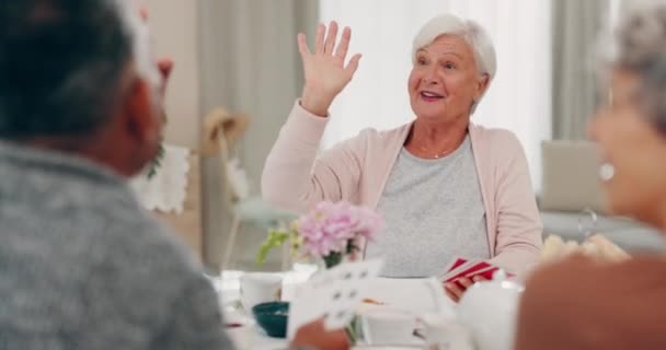 扑克和老朋友在一个茶话会上一起参观了一个家庭 以便建立起友谊 与一群老年人一起在客厅里参加社交活动时的微笑 退休和支持 — 图库视频影像