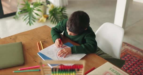 富有创造力 男孩和家庭 具有幼儿园教育 学习和促进发展的色彩 随着学生的成长 学校作业和学生以上的情况 用纸张和插图画在房子里 — 图库视频影像