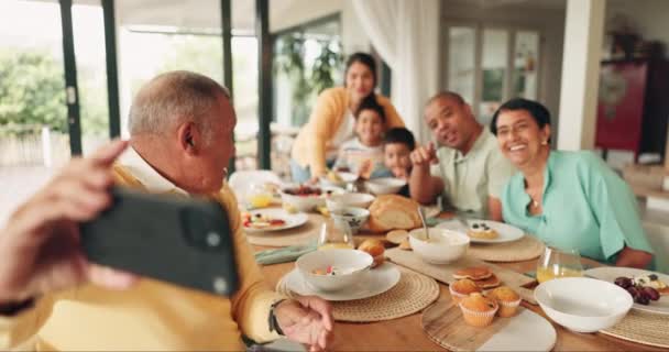 大きな家族 セルフィー ランチパーティー テーブル上の食べ物 ソーシャルメディア お祝い 家庭との愛と幸せ おばあちゃん お母さん お父さん — ストック動画