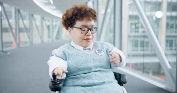 Rostro Voto Una Mujer Con Discapacidad Señalando Una Insignia Apoyo — Vídeos de Stock
