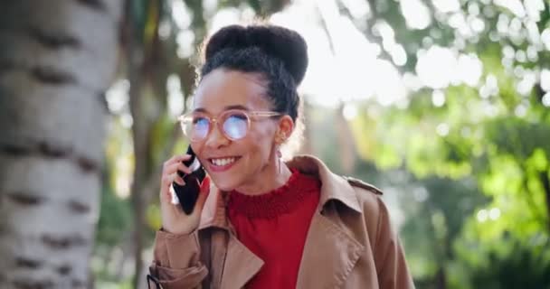 Ganar Llamada Telefónica Mujer Ríen Parque Con Emoción Conversación Sonrisa — Vídeos de Stock