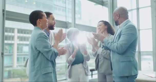 Affärsmän Applåder Och Grupp Cirkel Firande Och Framgång För Vinst — Stockvideo