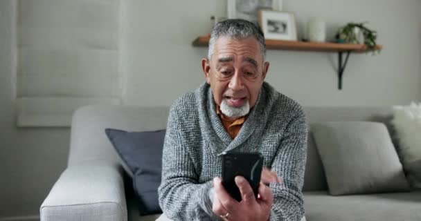 Casa Videochamada Velhote Sofá Smartphone Conexão Com Olá Saudação Contato — Vídeo de Stock