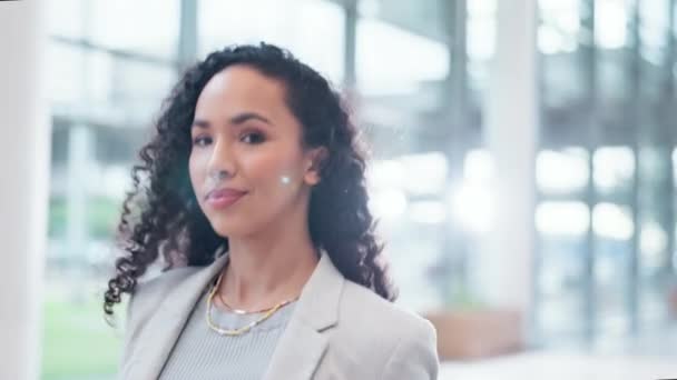 Mutlu Bir Kadını Güvenle Anlaşmayla Başarıyla Ofiste Yürüyor Kadın Portresi — Stok video