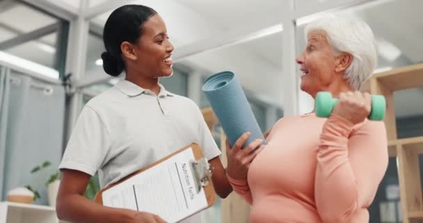 Cuidados Sênior Reabilitação Fisioterapeuta Com Mulher Idosa Haltere Cuidados Saúde — Vídeo de Stock