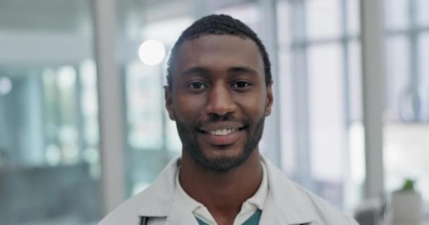 Doktor Tıbbi Profesyonel Danışmanlık Için Hastanedeki Siyahi Adamın Mutlu Yüzü — Stok video