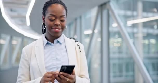 Teléfono Caminando Mujer Negra Escribiendo Aeropuerto Vestíbulo Del Hotel Oficina — Vídeo de stock