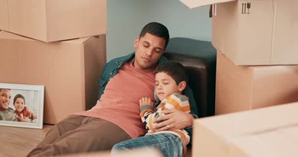 Yeni Bir Taşınma Yorgun Bir Ebeveyn Çocuk Uyuyor Yorgun Karton — Stok video