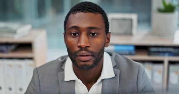 Dolor Cabeza Estrés Hombre Negro Oficina Con Ansiedad Retroalimentación Mal — Vídeos de Stock