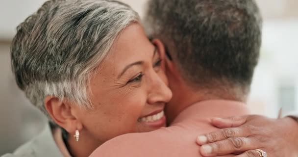 老两口 在家中拥抱和微笑 关怀和放松 支持和信任 快乐的女人 拥抱男人享受美好的时光 退休生活 承诺结为伴侣 — 图库视频影像