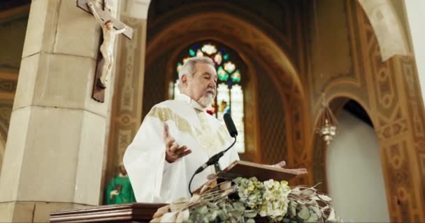 Релігія Священик Людина Проповідують Церкві Проповідь Небо Євангеліє Від Бога — стокове відео