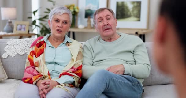 老年夫妇在沙发上 与医生进行治疗 并咨询精神健康专业人员的支持 通过谈话 建议和退休进行婚姻咨询的治疗师 老年人和妇女 — 图库视频影像