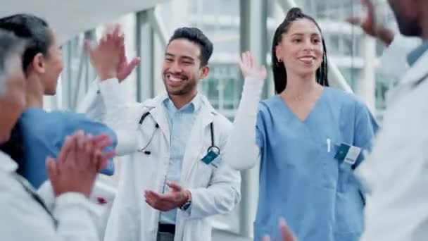 Γιατροί Νοσηλευτές Και Κόλλα Πέντε Επιτυχία Και Χειροκρότημα Στην Ομαδική — Αρχείο Βίντεο