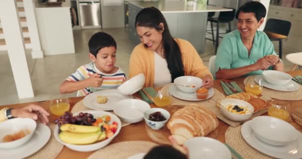 早餐和葡萄在餐桌上 在派对上吃饭 庆祝和在家里聚会 不伦瑞克 水果和父母 祖母和孩子们一起吃自助餐 健康的饮食和快乐的生活 — 图库视频影像