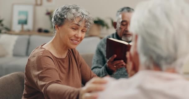 支援者または老婆は マインドフルネスのための本で聖書研究で話します 福音や希望のために自宅のリビングルームでシニア友人との物語 またはキリスト教の信仰 — ストック動画