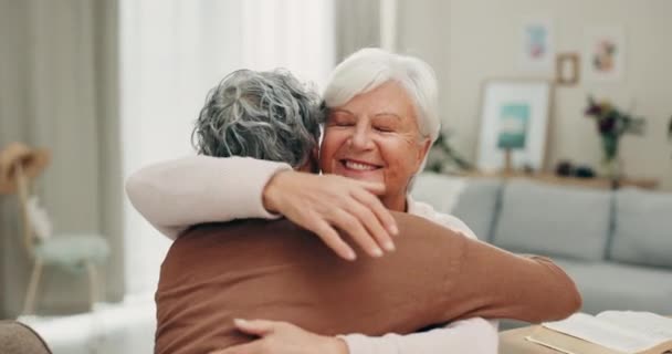 面子和老朋友拥抱在友谊的重逢中 在家中客厅里聚精会神地享受着退休时光 老年妇女的爱 支持或快乐的人拥抱 关心和微笑 — 图库视频影像