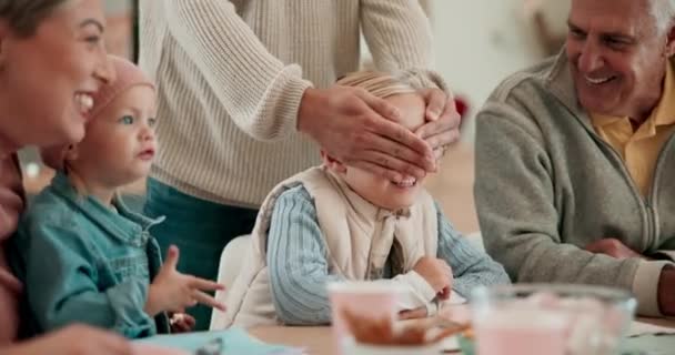 케이크 놀라움 집에서 재미있는 디저트를위한 테이블에서 조부모 행복한 아이들과 — 비디오