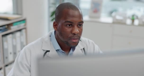 在医院里 与一名黑人医生一起工作的医疗保健 压力和电脑 正在做一个负面的诊断报告 与在诊所看起来很疲倦的医生一起进行的医疗 焦虑或精疲力竭 — 图库视频影像