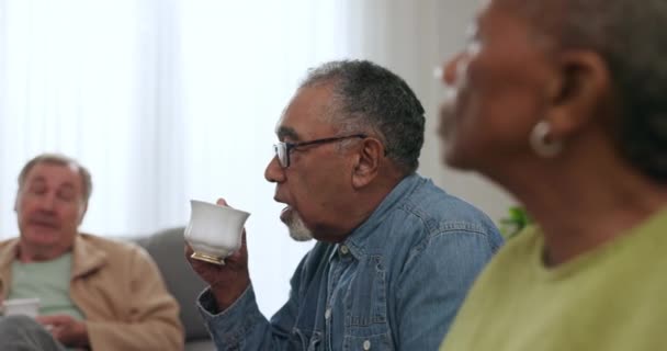 老年人 朋友和喝茶 在沙发上聊天 或者在退休和社交活动中一起在客厅里放松一下 老年人 男子或妇女在养老院喝咖啡和亲热 — 图库视频影像