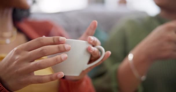 Pari Kahvikuppi Naisten Kädet Sohvalla Kotona Liimaus Yhteys Rentoutua Yhdessä — kuvapankkivideo