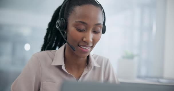 黑人妇女 呼叫中心和电话 与Crm的沟通和交谈 联系我们和笔记本电脑在办公室 有技术支持的客户服务顾问 服务台和咨询以及带麦克风的耳机 — 图库视频影像