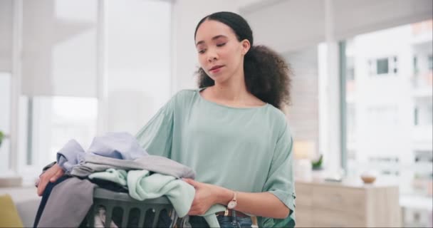 Blanchisserie Portrait Femme Avec Lavage Des Vêtements Nettoyage Dans Salon — Video