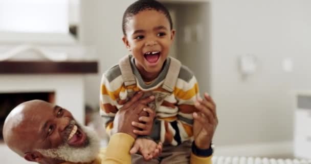 Brincando Avô Criança Rindo Sofá Para Ligação Relacionamento Relaxar Sala — Vídeo de Stock