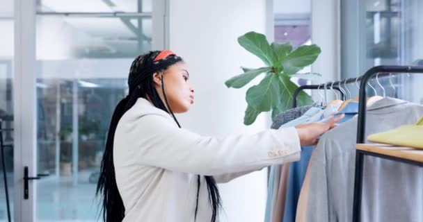 Keuze Vrouw Klant Winkelen Kleding Retail Met Dure Mode Verkoop — Stockvideo