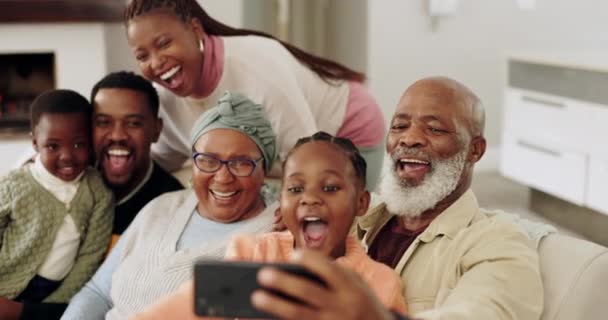 自己一个人在沙发上笑着和妈妈 祖父母和孩子在一起 社交媒体 人物形象以及与妈妈 非洲老人和带着欢笑 关心和快乐的孩子的爱 — 图库视频影像