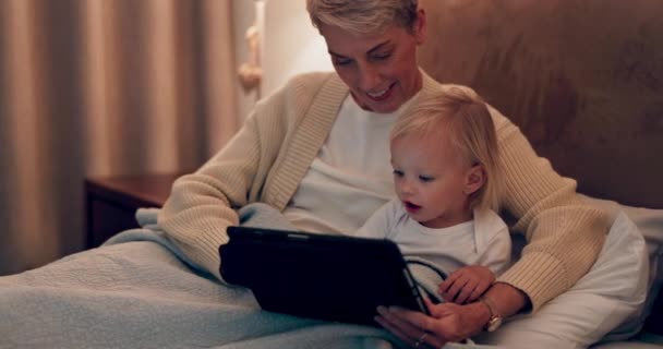 婴儿和儿童在卧室里用平板电脑放松下来 在家里看孩子们的电影 电视节目或录像 一起在社交媒体或移动教育应用程序上的床上流媒体电影 — 图库视频影像