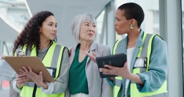 Engenheiro Trabalho Equipe Mulheres Planejamento Gerente Discussão Conversa Tablet Checklist — Vídeo de Stock