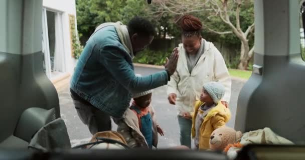 Autó Családi Pacsi Pakolás Útra Szállítás Utazás Csomagtartóban Gyerekekkel Motoros — Stock videók