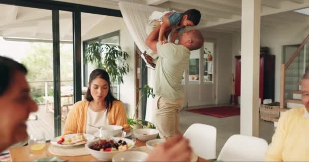 Familienfrühstück Lächeln Und Gespräche Wohnzimmer Zum Essen Und Zeit Miteinander — Stockvideo