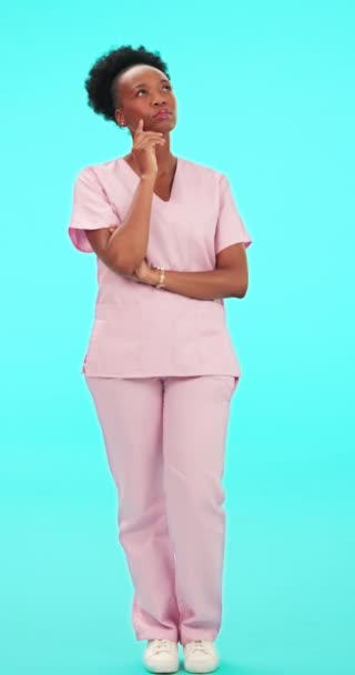 スタジオブルーのバックグラウンドで孤立した将来のヘルスケアのアイデアや決定を持つ思考 看護師 労働者 黒人女性医師がミッション ソリューションまたは選択肢を計画 — ストック動画