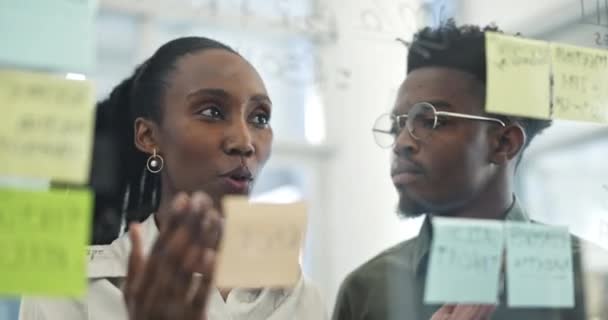Zakenmensen Planning Teamwork Schema Strategie Meeting Glasbord Kantoor Afrikaanse Zakenman — Stockvideo