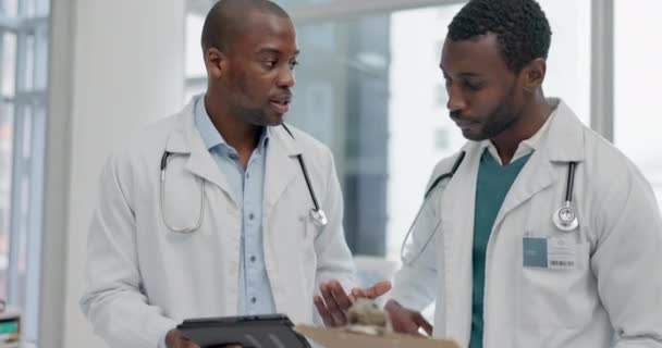 Médicos Hombres Tabletas Hablar Atención Médica Con Horario Hospitalario Investigación — Vídeos de Stock