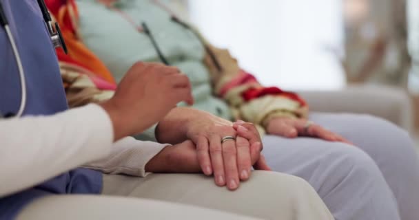 Φροντιστής Κρατώντας Χέρια Συμβουλεύοντας Μια Λυπημένη Γυναίκα Για Υποστήριξη Ενσυναίσθηση — Αρχείο Βίντεο