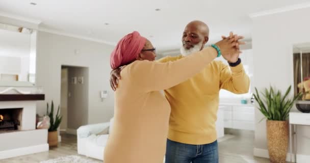 アフリカのシニアカップル ダンス ロマンス お祝い コミックボンディングのリビングルームで家 高齢の黒人女性 男とダンスのために幸せ アパートでのラウンジでの愛と移動とステップ — ストック動画