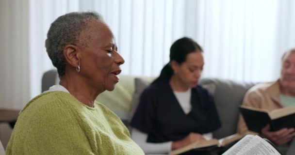 Senior Zwarte Vrouw Bijbel Groep Huis Aanbidding Gebed Samen Ouderen — Stockvideo