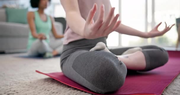 Йога Медитація Лотос Руки Жінок Вдома Щоб Розслабитися Тренуватися Вітальні — стокове відео